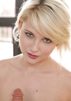 Блондинка с зелеными глазами ласкает ртом пенис ухажера в апартаментах 14 фото Блондинка с зелеными глазами ласкает ртом пенис ухажера в апартаментах 14 фото