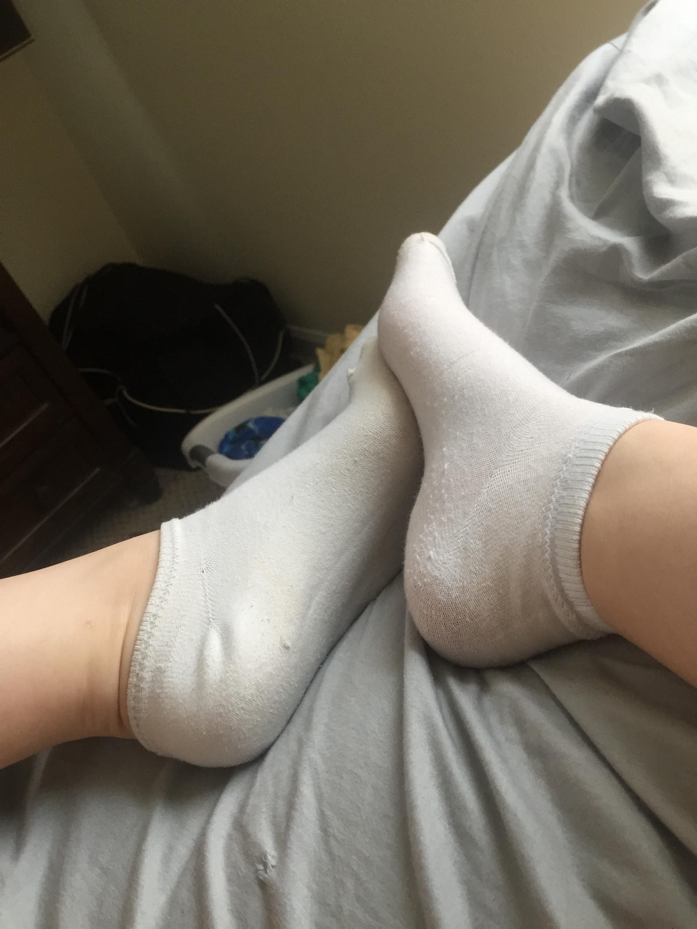 Девушки в носках и гольфах показывают ноги и упругие ягодицы 6 фотография