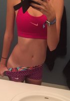 Стройная нимфа делает селфи оголенного тела перед зеркалом 1 фото Стройная нимфа делает селфи оголенного тела перед зеркалом 1 фото