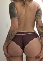 Полная мамаша в татуировках снимает белье и показывает небольшие титьки с окрепшими сосками в спальне 9 фото Полная мамаша в татуировках снимает белье и показывает небольшие титьки с окрепшими сосками в спальне 9 фото