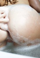 Дамы крупным планом показывают толстые попки и пихают пальчики себе в очко 4 фото Дамы крупным планом показывают толстые попки и пихают пальчики себе в очко 4 фото