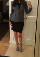 Секретарша в сером пиджаке встала перед зеркалом и показала стриптиз 1 фото Секретарша в сером пиджаке встала перед зеркалом и показала стриптиз 1 фото