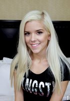 Молодая блондинка в розовых шортах показала на кровати бритую пилотку 2 фото Молодая блондинка в розовых шортах показала на кровати бритую пилотку 2 фото